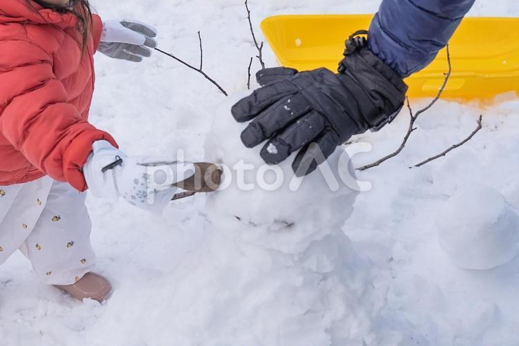 雪だるまを作る親子の手 雪だるま,親子,雪遊びの写真素材