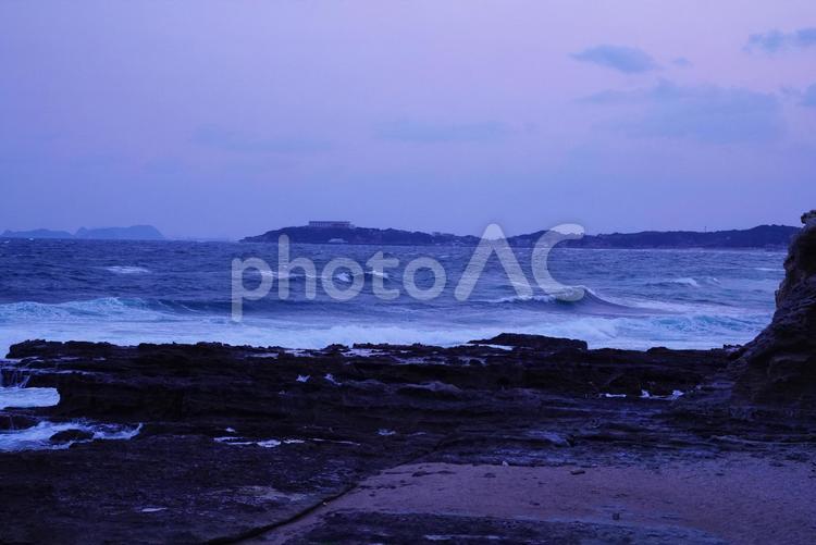 波打ち際の風景 夜明け,サンライズ,日の出の写真素材