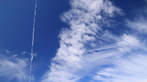 秋空の飛行機雲と巻雲 飛行機雲,秋,巻雲の写真素材