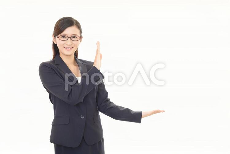 掌を見せる笑顔のビジネスウーマン 女性,ビジネスウーマン,女の写真素材