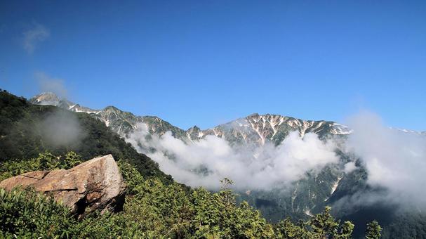 夏の大黒岳、牛首、唐松岳を望む 夏の大黒岳、牛首、唐松岳を望む 北アルプス,夏山,トレッキングの写真素材