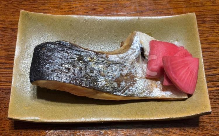 銀鮭のカマ焼きに赤かぶの酢漬け 銀鮭,カマ焼き,赤かぶの写真素材