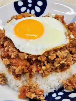 キーマカレー1 キーマカレー1 キーマカレー,カレー,目玉焼きの写真素材