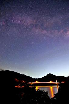 ダム湖を覆う天の川11 ダム湖を覆う天の川11の写真