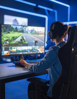 オンラインゲームを楽しむ人 オンラインゲームを楽しむ人の写真