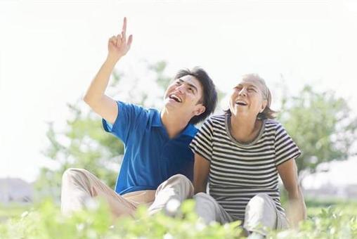 草坪上聊天的老人和看護者 草坪上聊天的老人和看護者