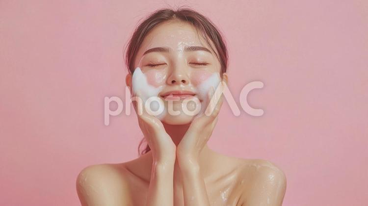 泡洗顔を楽しむ女性 女性,泡洗顔,スキンケアの写真素材