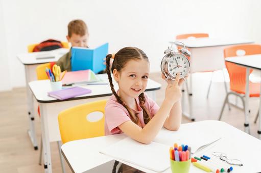 笑顔で時計を見せる女の子 男の子,女の子,子どもの写真素材