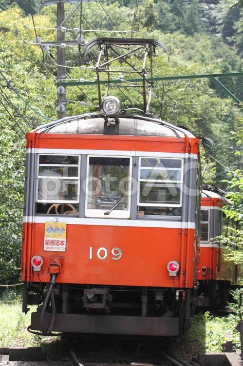 山を下る箱根登山電車、109号 箱根登山電車,登山電車,109号の写真素材