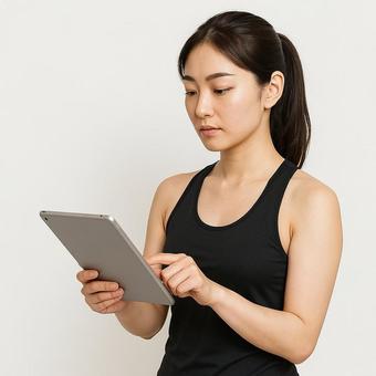 タブレットを使う女性 タブレットを使う女性の写真