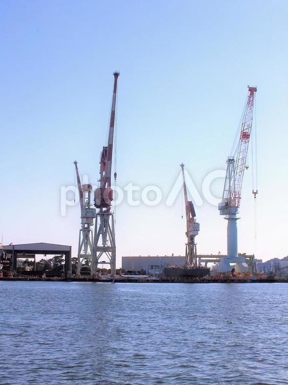 クレーンが高く伸びる工場風景 クレーン,高い,大きいの写真素材