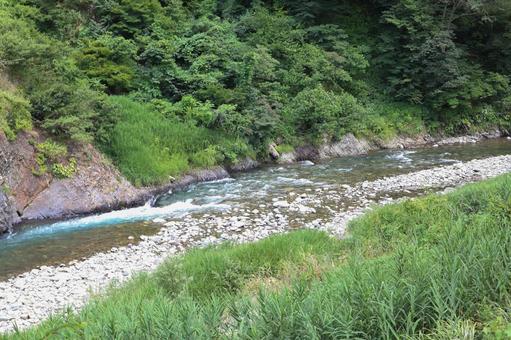 日本の山とそばを流れる清流 日本の山とそばを流れる清流 山,川,自然の写真素材