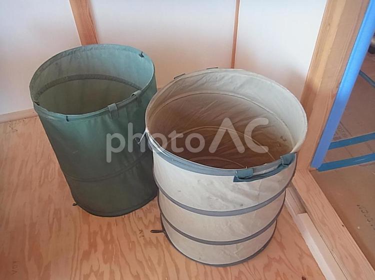 伸縮できる軽いモノ用のゴミ入れ ゴミ箱,建築現場,木くずの写真素材