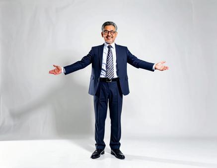 丸のポーズをする日本人サラリーマン 丸のポーズをする日本人サラリーマンの写真