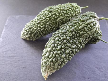 採れたて夏野菜ゴーヤ_黒バック_2 採れたて夏野菜ゴーヤ_黒バック_2の写真