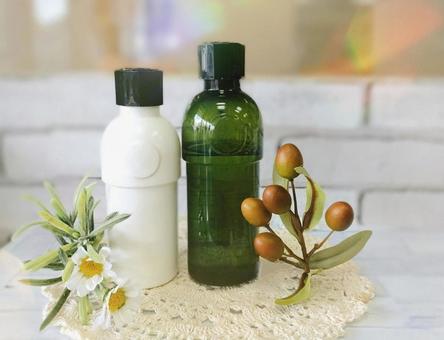 アロマハーブの化粧水と乳液ボトル 横長 コスメ,化粧品,ボトルの写真素材