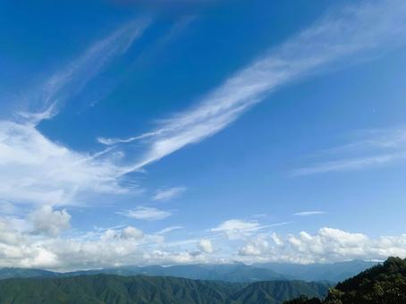 澄み渡る青空と連なる山並みの風景 澄み渡る青空と連なる山並みの風景 山,青空,雲の写真素材