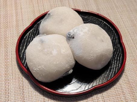 立冬前の日曜日の3時のおやつの黒豆大福 大福,餅菓子,和菓子の写真素材