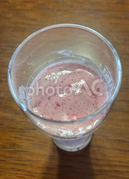R7.06.22　自家栽培苺のシェーク 苺のシェーク,シェーク,牛乳の写真素材