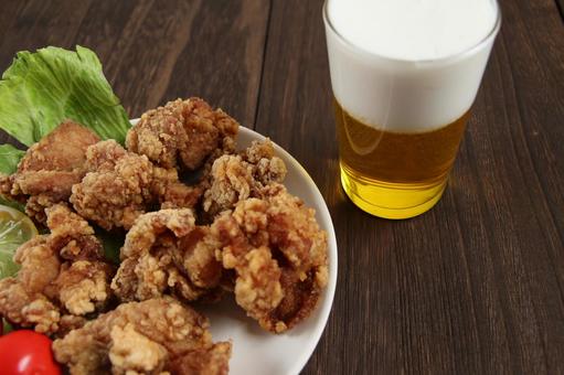 唐揚げとビールの食卓 唐揚げ,ビール,食卓の写真素材