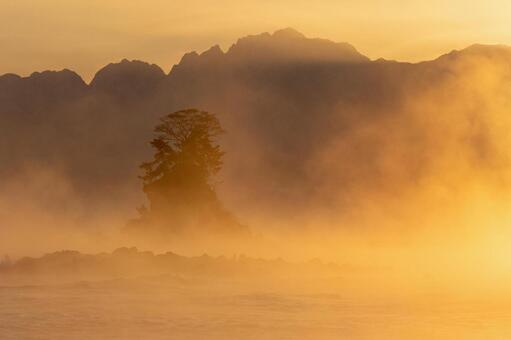 立山連峰を背景にした毛嵐の女岩 毛嵐,日の出,朝焼けの写真素材