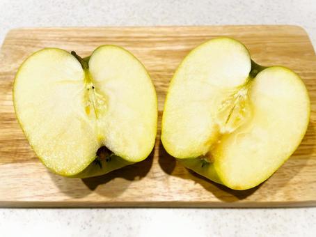 りんご（シナノゴールド）を半分にカット７ りんご,シナノゴールド,半分の写真素材