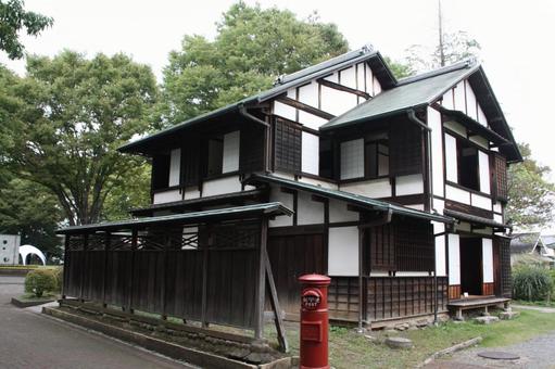 ポストのある昔ながらの建物@府中の森 ポストのある昔ながらの建物@府中の森 建物,木造建築,塀の写真素材