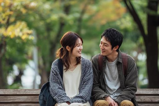 互いに見つめ合う幸せな二人 互いに見つめ合う幸せな二人の写真