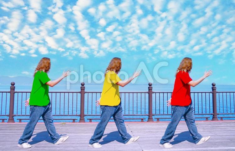 秋のカラフルウォーキング 海,人,うろこ雲の写真素材