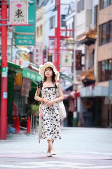 早朝の中華街を歩く女性 早朝の中華街を歩く女性 女性,若い,美しいの写真素材