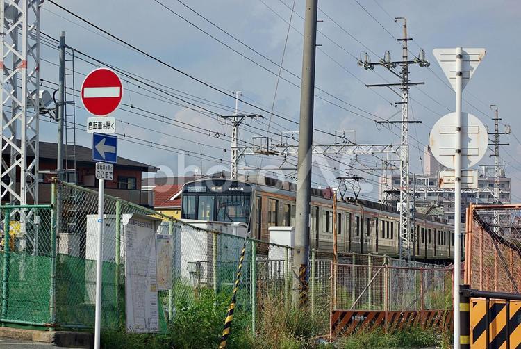 阪急京都線の踏切にて 踏切,通過待ち,電車の写真素材