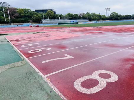 雨の日のトラック 雨の日のトラック トラック,陸上トラック,陸上の写真素材