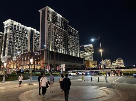 夜の街 夜景,ライトアップ,交差点の写真素材