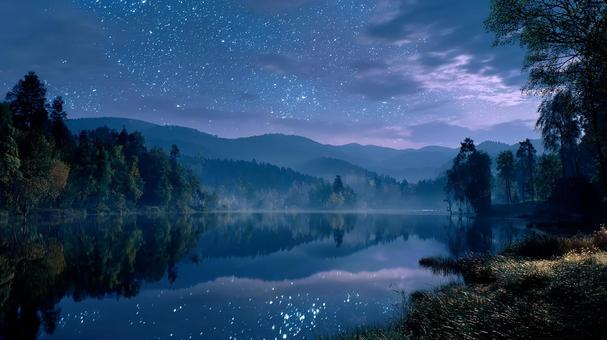 満天の星空と静かな湖 満天の星空と静かな湖の写真