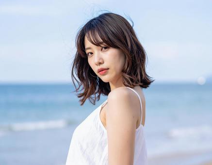 カメラ目線の女性 浜辺 カメラ目線の女性 浜辺の写真