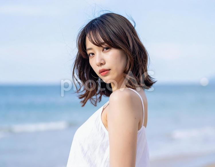 カメラ目線の女性　浜辺 女性,女,女の人の写真素材