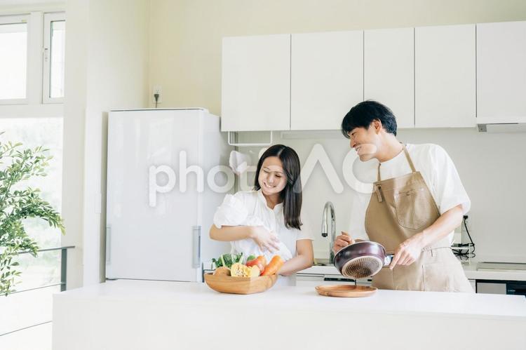 家事を手伝う男性とママ 家事,育児,子育ての写真素材