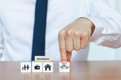 キューブを置く男性の手元 保険業,事務職,接客業の写真素材