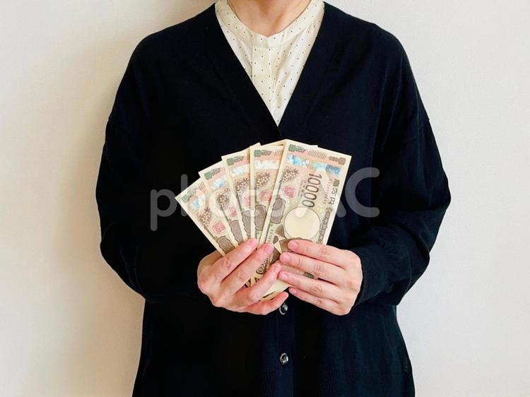 パートで毎月5万円稼ぐ女性 お金,現金,女性の写真素材