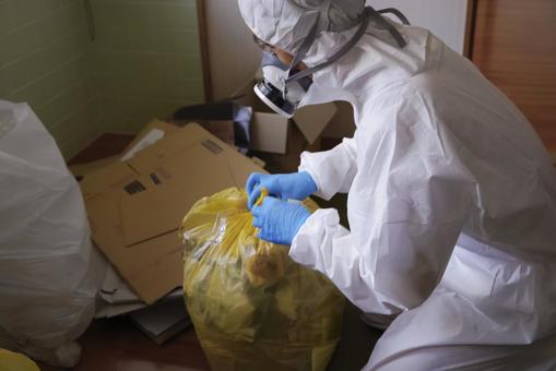 防護服で作業する特殊清掃員 防護服で作業する特殊清掃員 特殊清掃,清掃作業,清掃サービスの写真素材