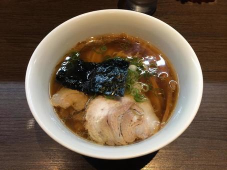 シンプルで食べやすい基本的な醤油ラーメン 醤油らぁ麺,支那そばや,醤油ラーメンの写真素材