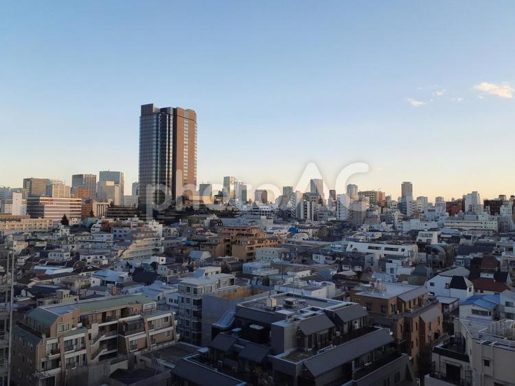 都会　高所より　四谷　住宅街とタワマン 夕方,タワマン,タワーマンションの写真素材