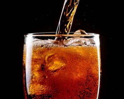 冷たい炭酸を注ぐ 冷たい炭酸を注ぐの写真