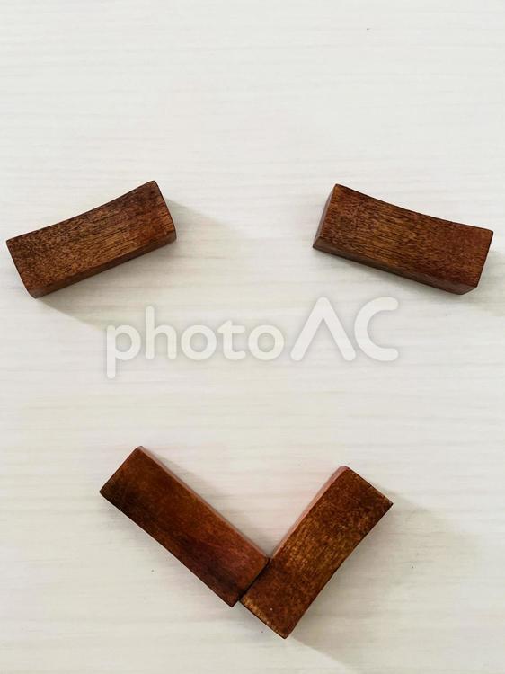 笑顔・箸置き（木）で絵遊び１３ 顔文字,顔,真顔の写真素材