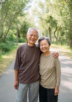 健康的に散歩する高齢者カップル 健康的に散歩する高齢者カップルの写真