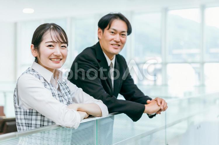 オフィスにいる男女（カメラ目線） ビジネス,転職,企業の写真素材