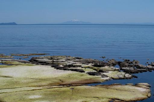松前の海岸から望む岩木山 松前の海岸から望む岩木山 遠望,岩場,ゴツゴツしたの写真素材