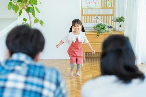 リビングで遊ぶ家族 家族,笑顔,おいでおいでの写真素材