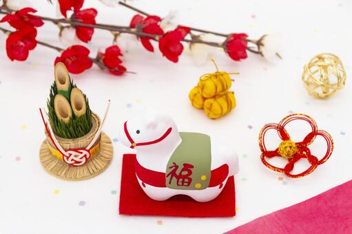 午年の置物と華やか正月飾りと門松と紅白梅 午,十二支,干支の写真素材