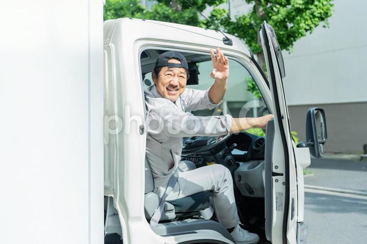 ドライバーの男性 トラック,笑顔,ドライバーの写真素材